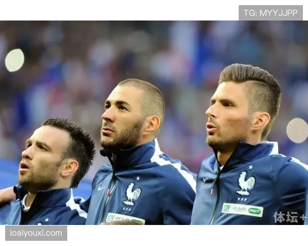 吉鲁与本泽马射门效率差异及其前插进攻驱动机制分析