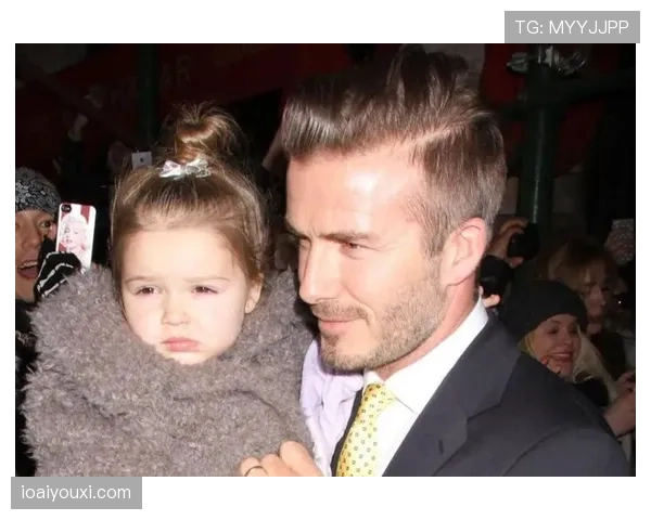 刚刷到贝克汉姆穿睡袍遛狗，狗链比我这月房租贵，旁边还跟着两个西装保镖